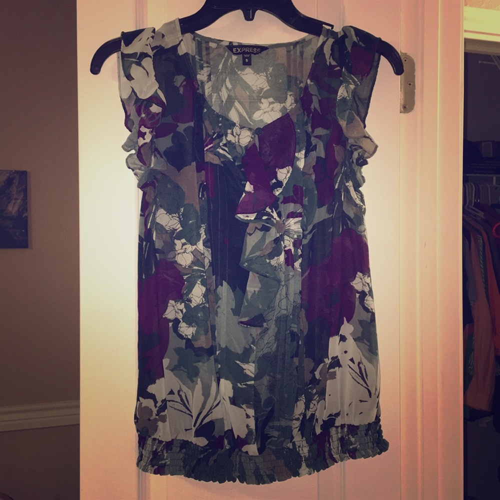 Blouse with small ruffle in front